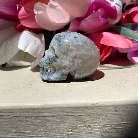 Small Moss Agate & Quartz Skull - Picture 3 of 13